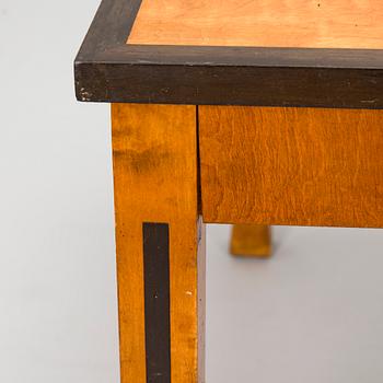 A 1920s/30s century dining table and set of 6 + 2 chairs.