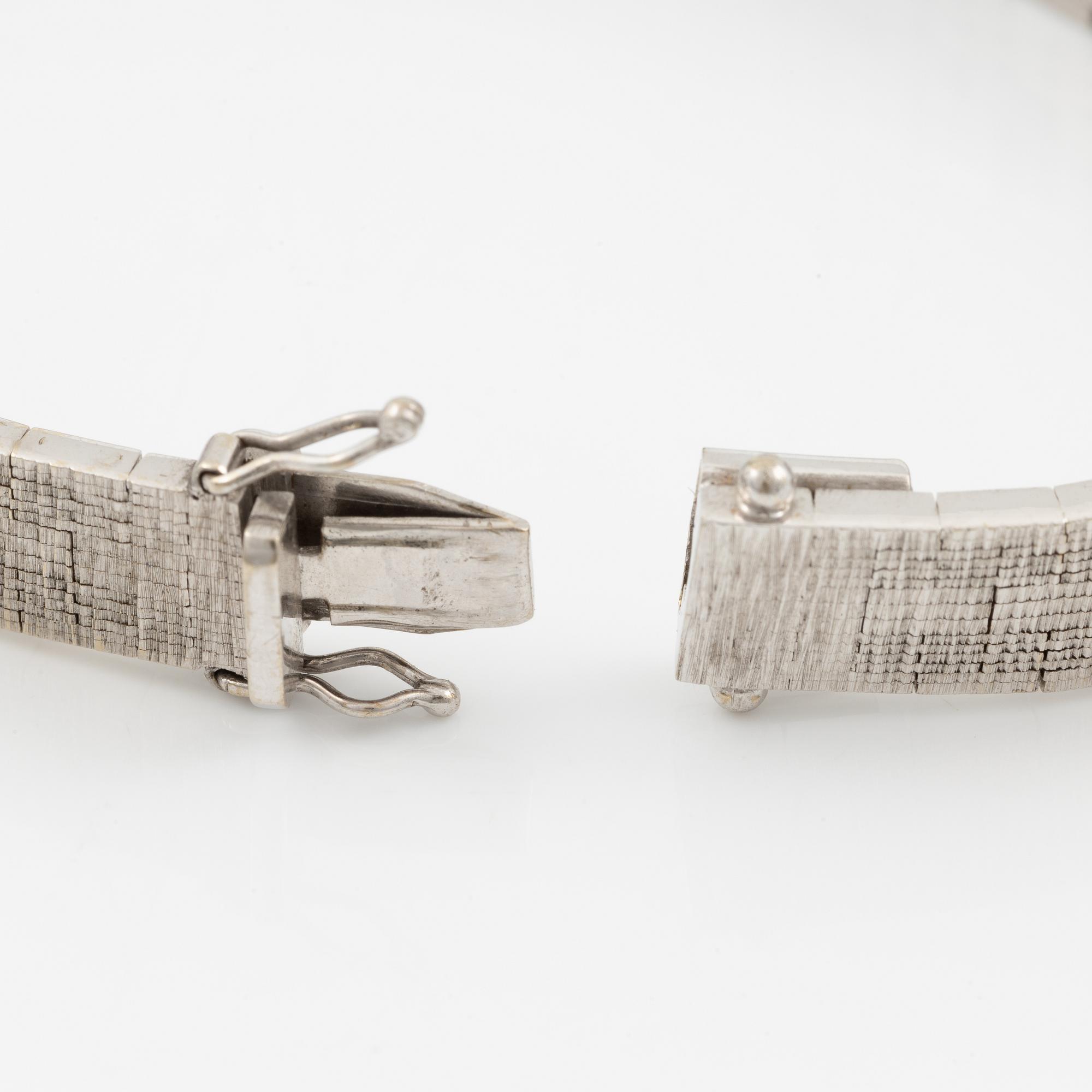 Bracelet 18K white gold with round brilliant-cut diamonds.