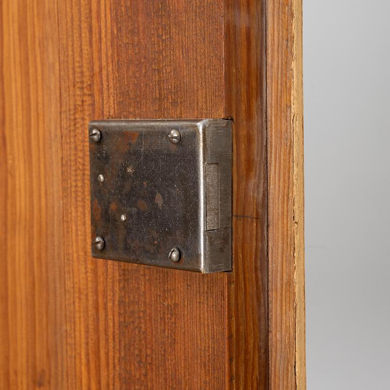 Skåp, gustavianskt, omkring år 1800.