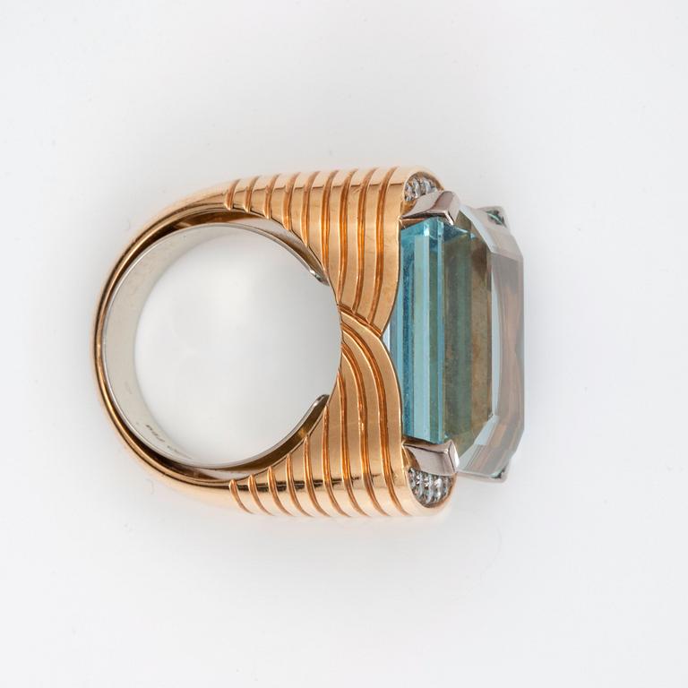 A aquamarine, circa 23.00 cts, and brilliant-cut diamond ring.