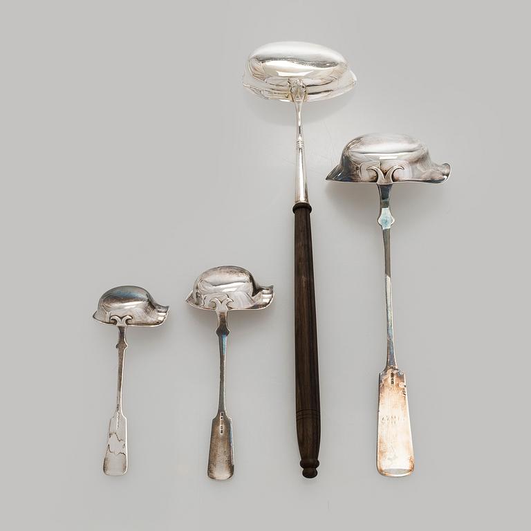Slevar, 4 st, silver samt trä, en stämplad Olof Robert Lundgren Åbo 1857.