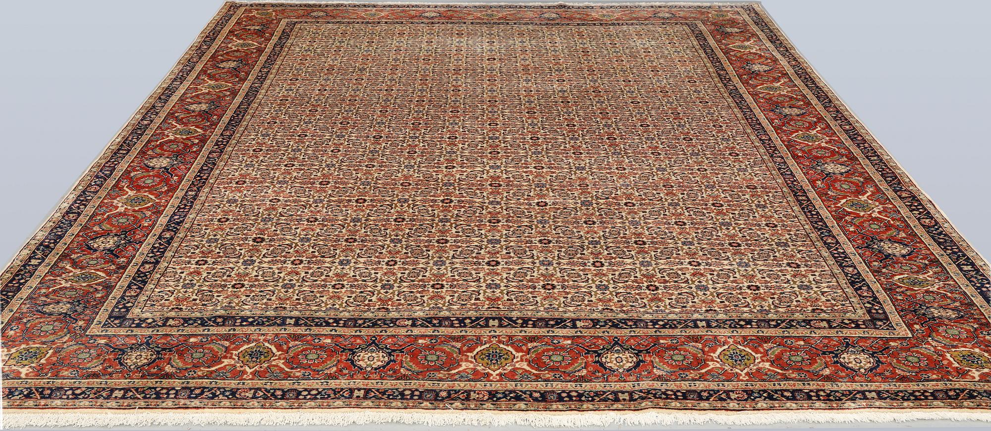 A Sarouk carpet, approx. 337 x 243 cm.
