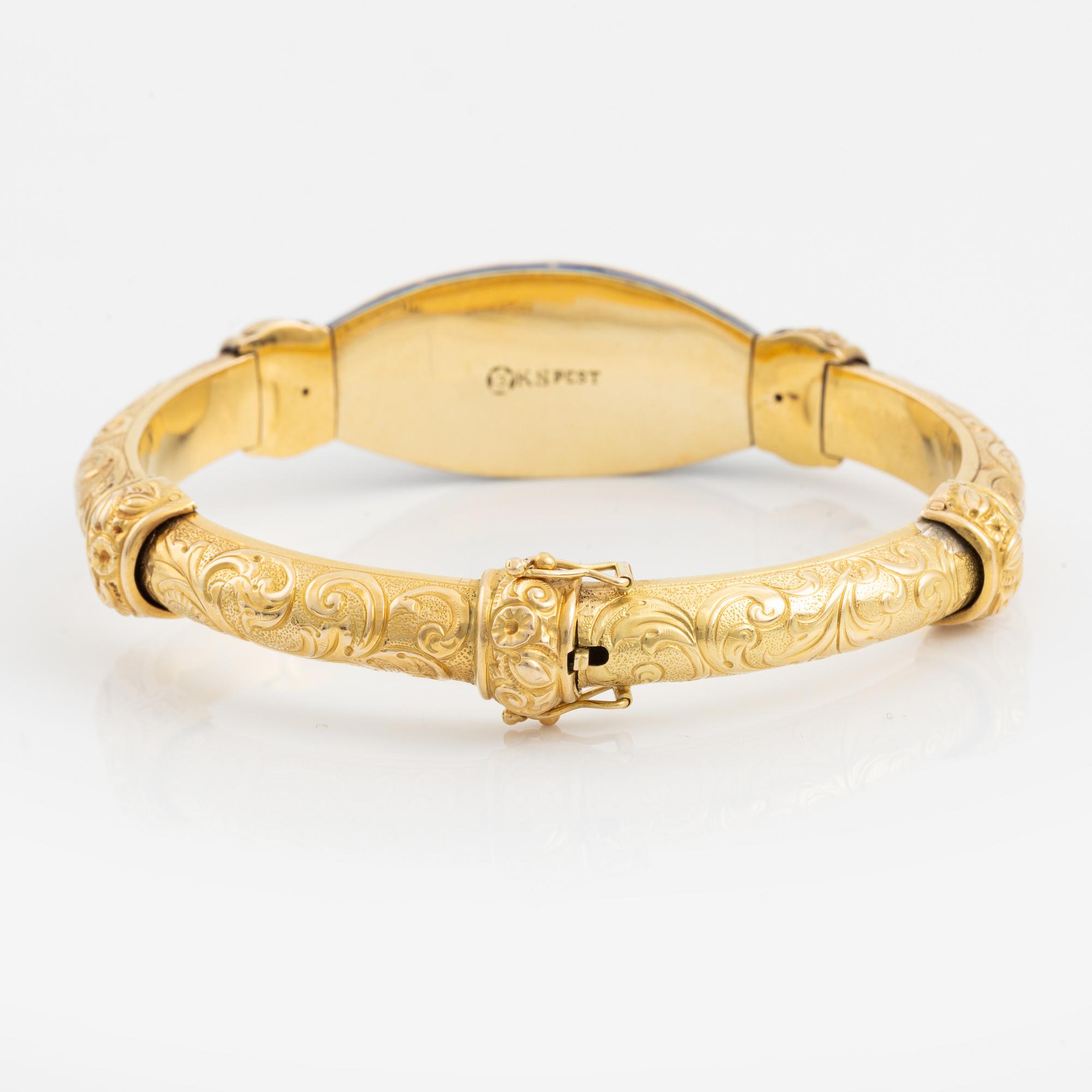 Armring, guld, blå emalj och rosenstenar.
