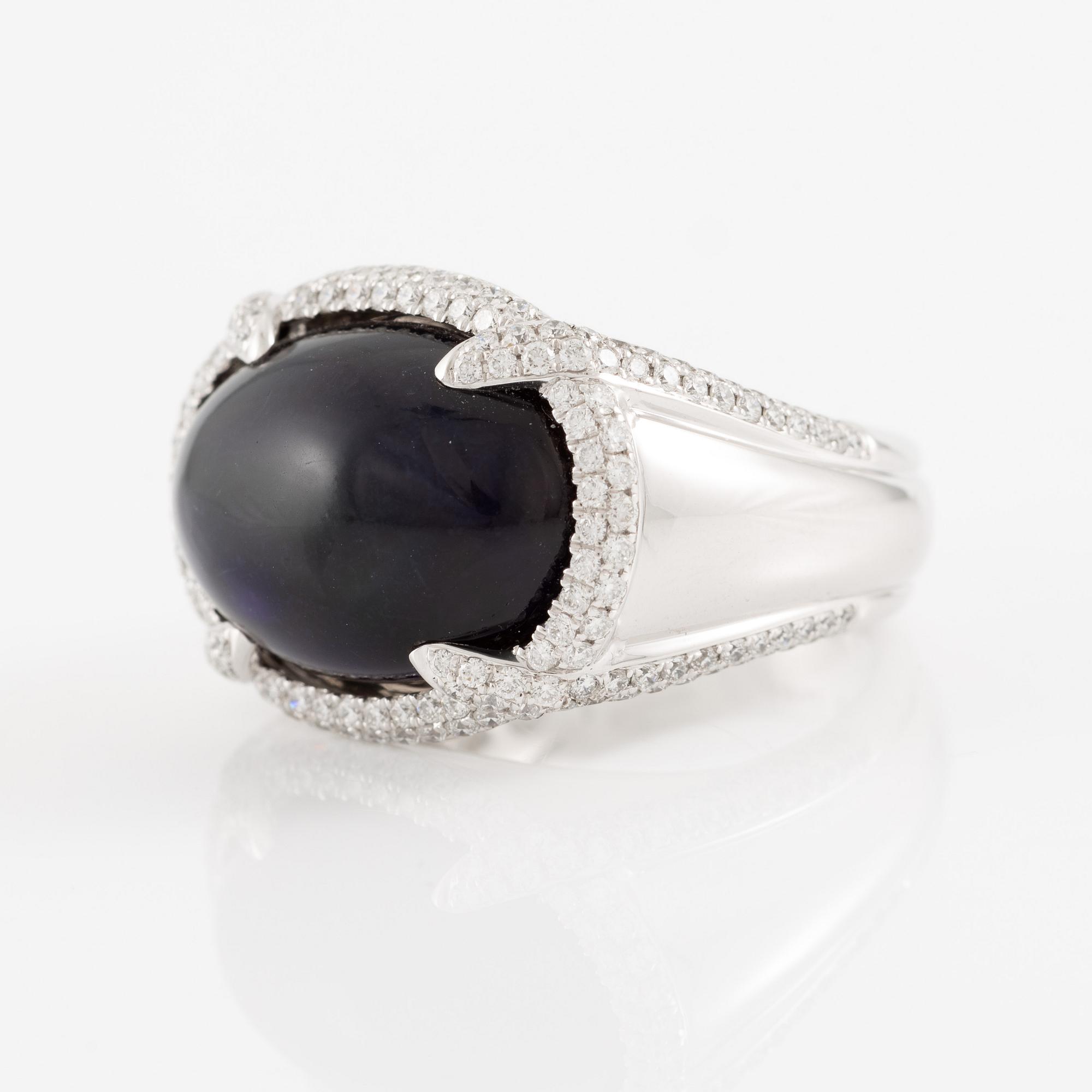 Ring in 18K white gold with opal and brilliant-cut diamonds.