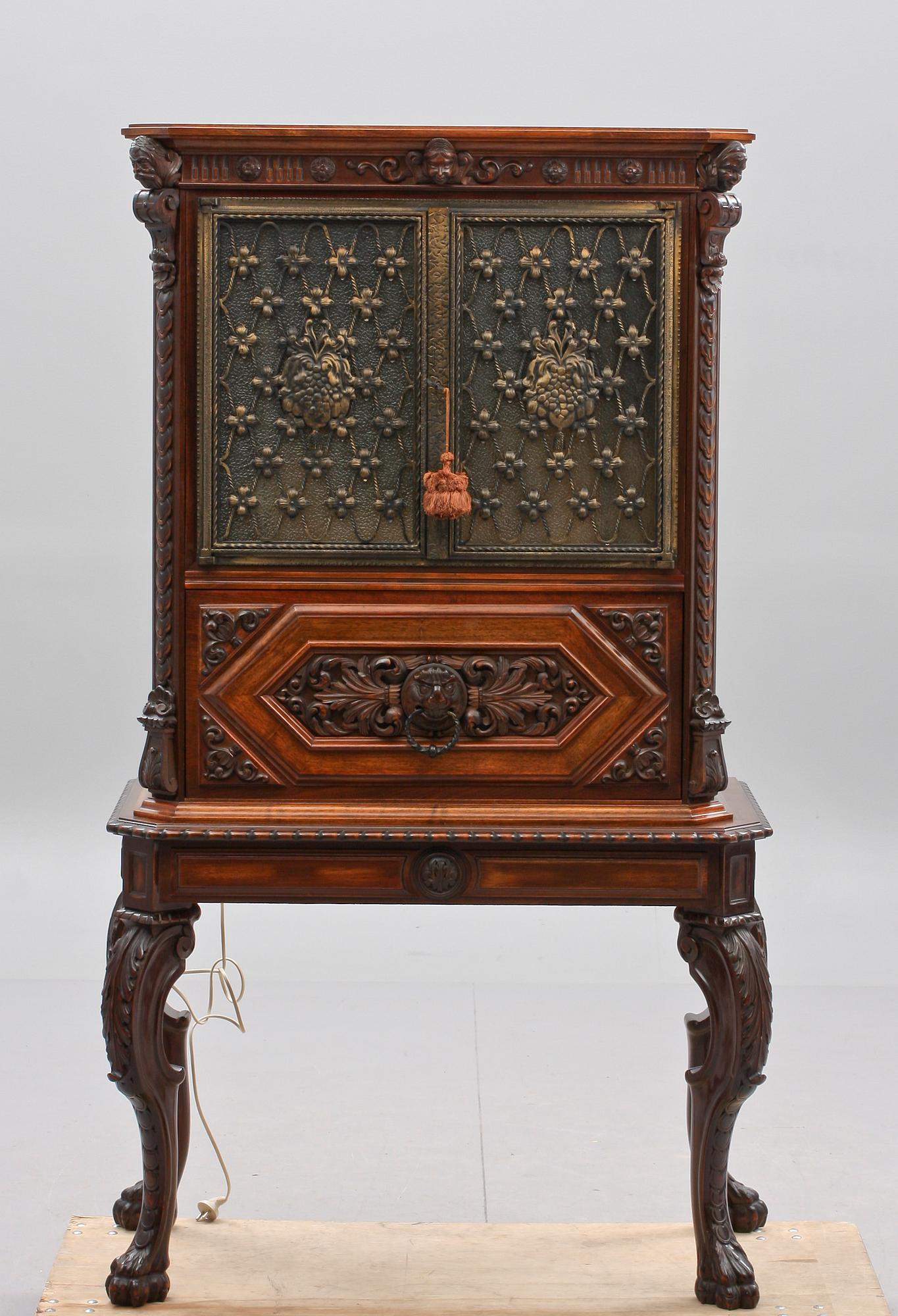 BARSKÅP, barockstil, 1900-talets första hälft.