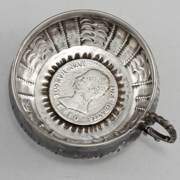 KOPP MED HÄNKEL, trol Spanien, 1800-tal. Vikt 60 g.