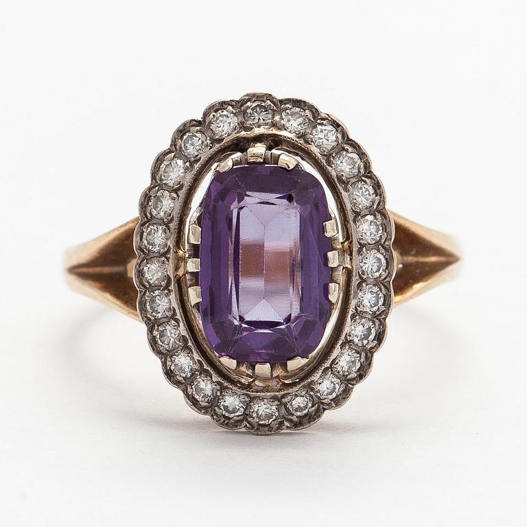 Ring, 14K guld, diamanter, syntetisk korund.