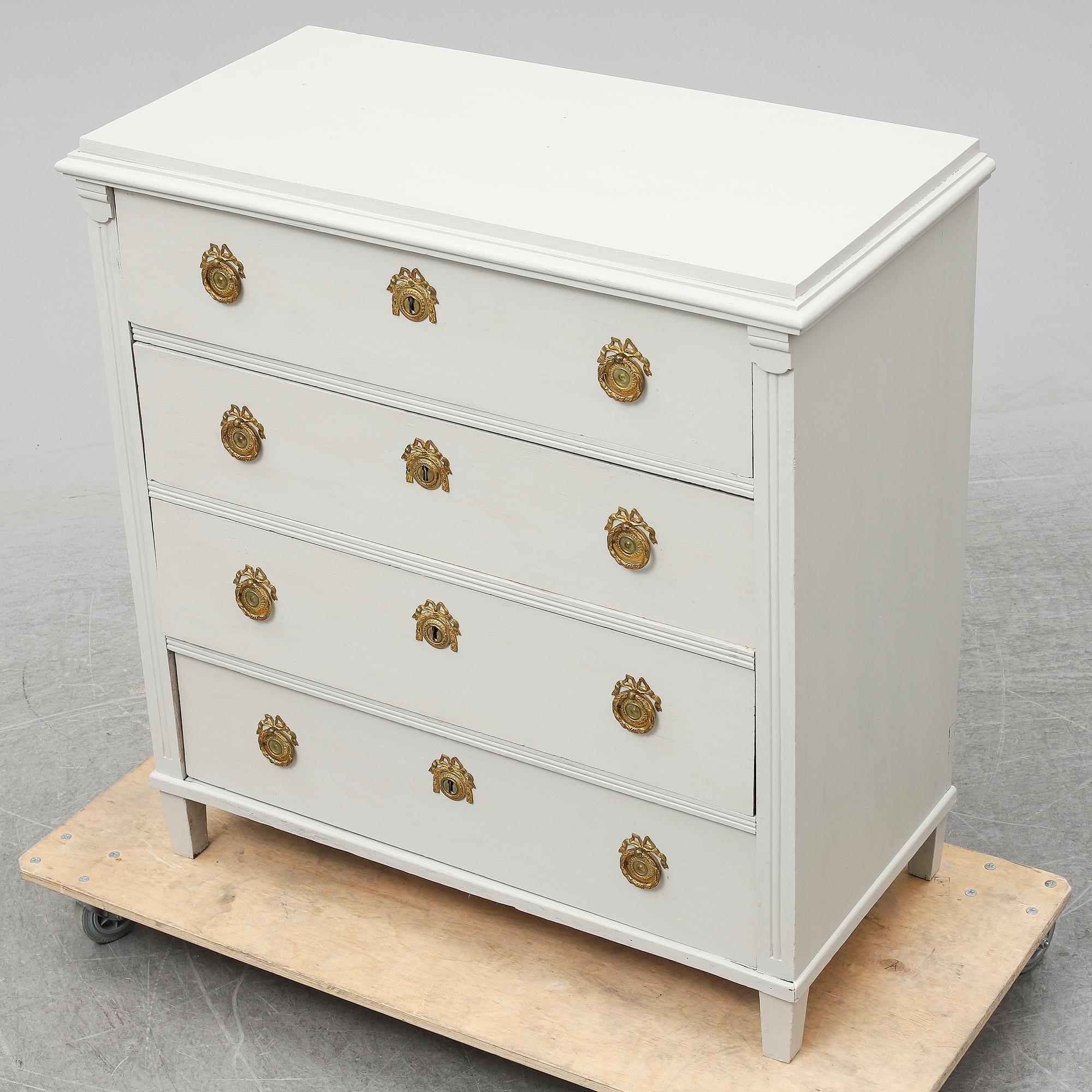 A first half of the 20th Century chest of drawers.