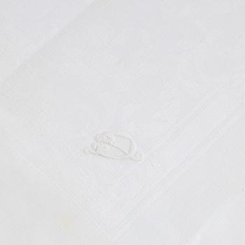 9 servetter samt 4 udda dukar, linnedamast, 18/1900-tal.