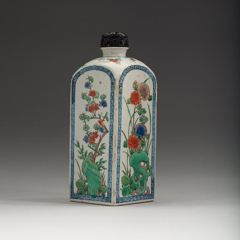 A square famille verte bottle, Qing dynasty, Kangxi (1662-1722).