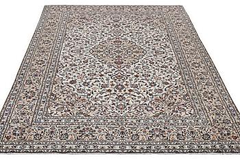 A carpet, Kashan, ca 353 x 243 cm.