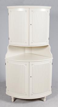 HÖRNSKÅP, gustaviansk stil, 1900-tal.