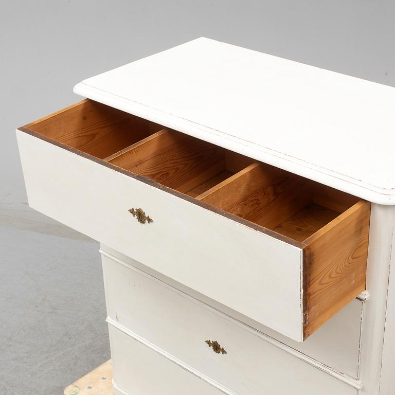 A late 19th century chest of drawers.