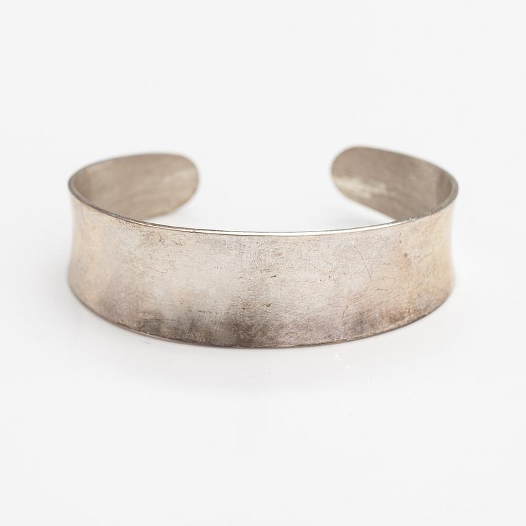 Pekka Piekäinen, A sterling silver bracelet. Platinoro, Turku 2009.