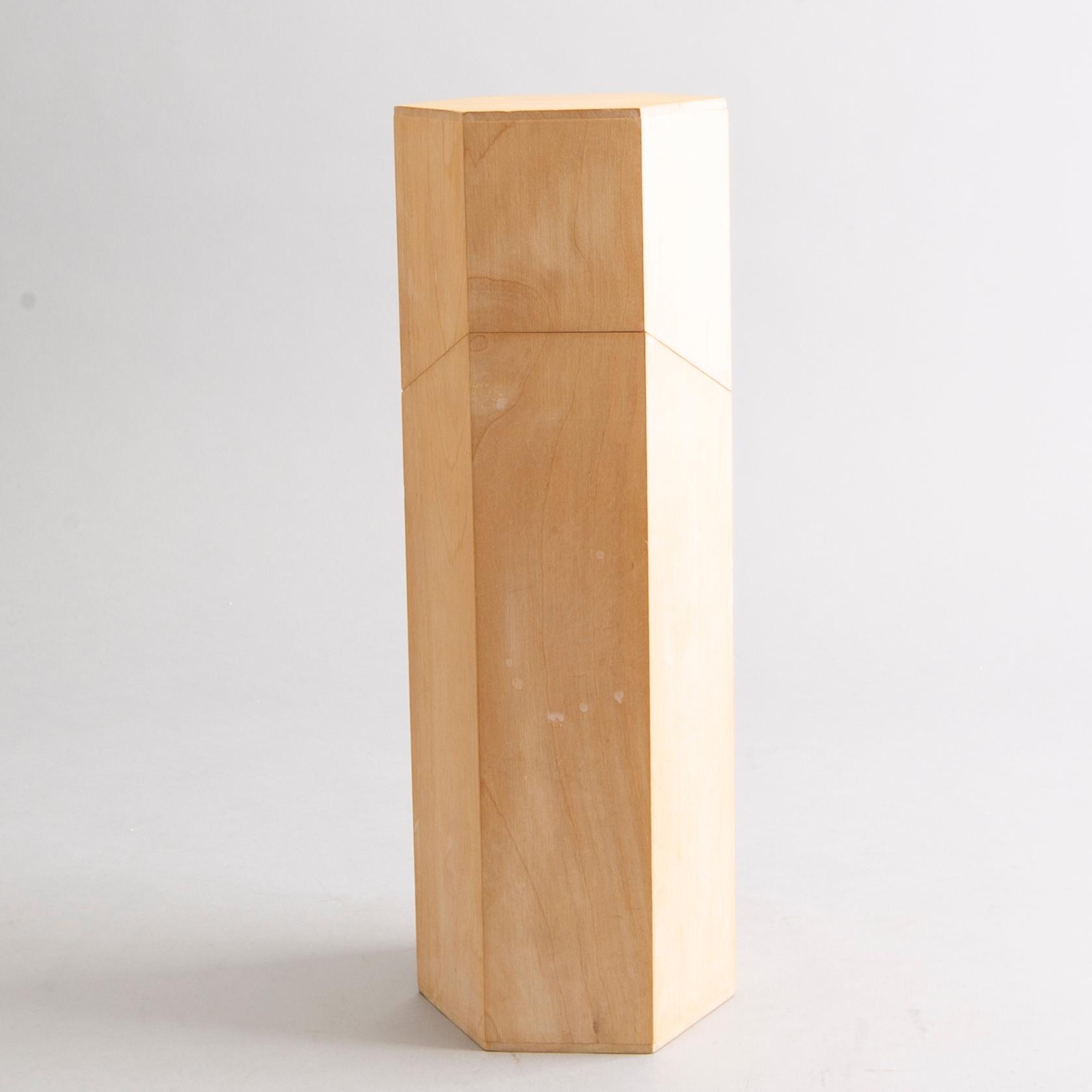 AN OLOF PIRA BOX WITH LID.