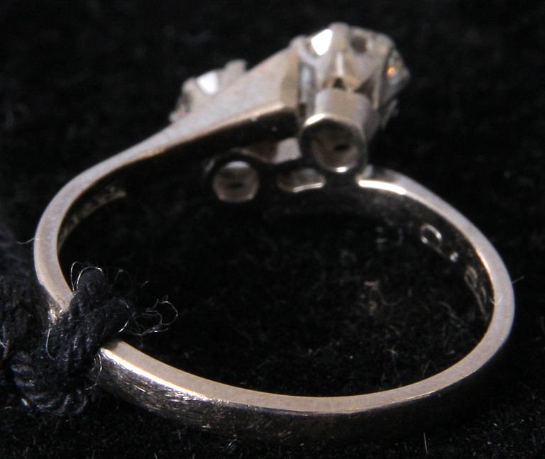 RING, vitguld samt 2 briljanter. Ca tot 0.8 ct.
