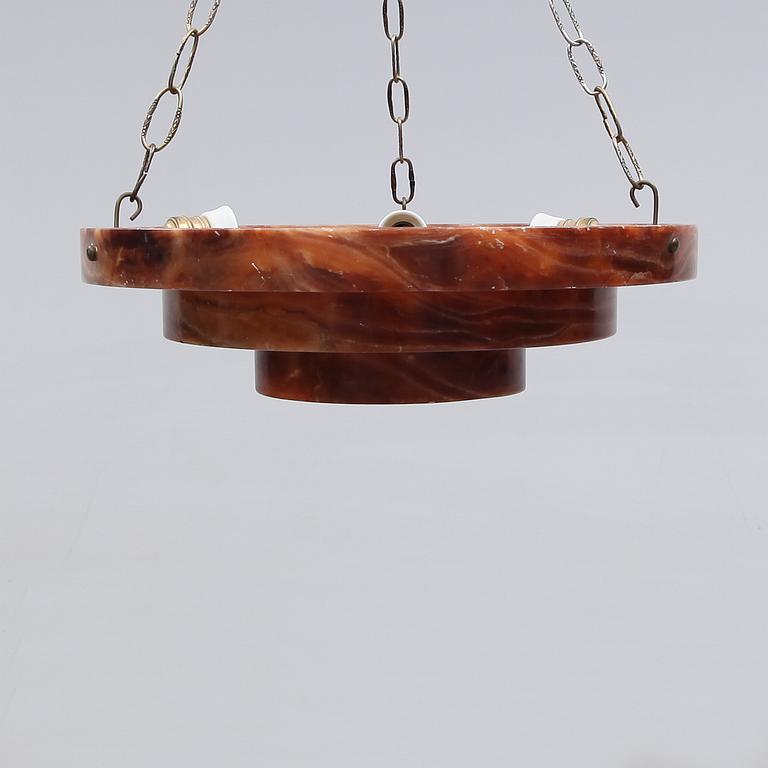 TAKAMPEL, alabaster, 1900-talets första hälft. Höjd ca 75 cm.