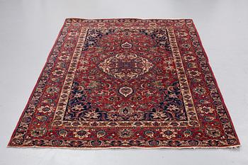 A RUG, a semi-antique Esfahan, ca 213,5 x 143,5-146,5 cm.