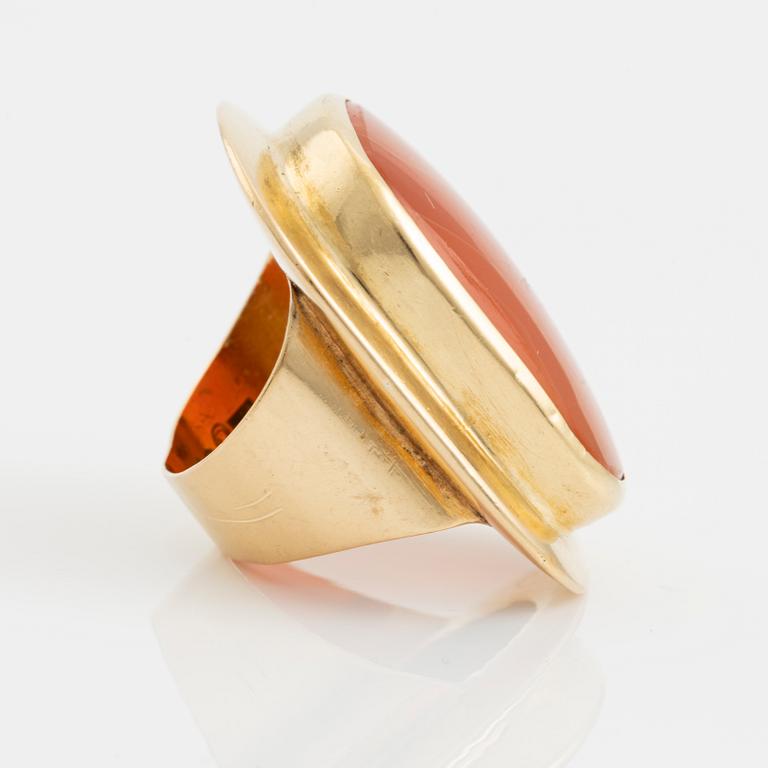An 18K gold and carnelian ring.