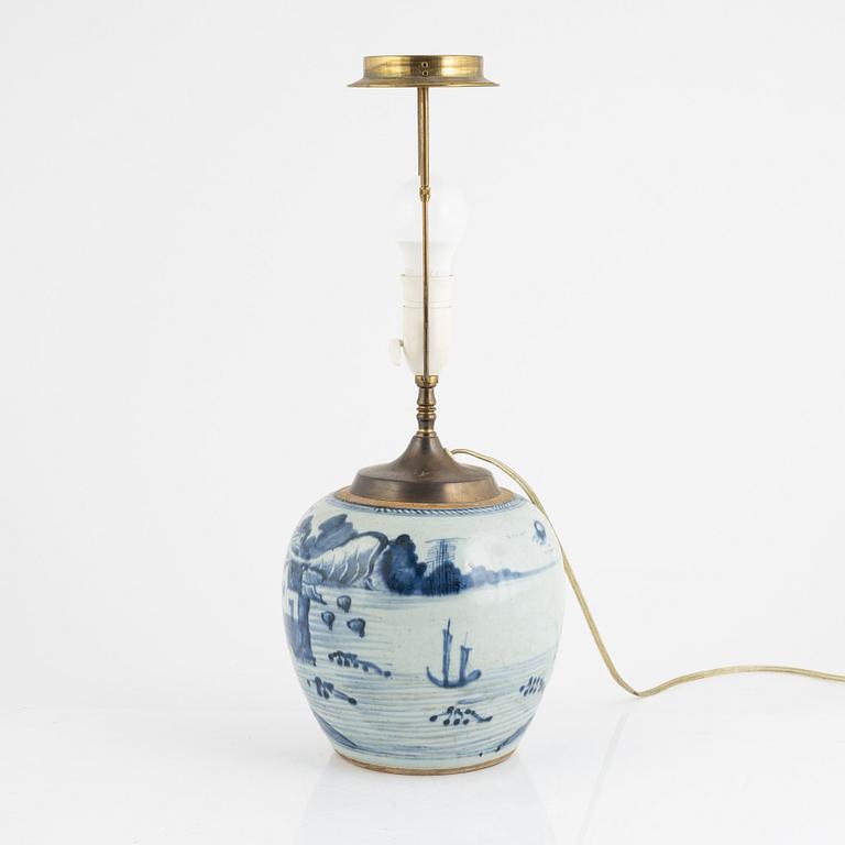A blue and white porcelain ginger jar/table lamp, China, Qingdynasty, 19th century.