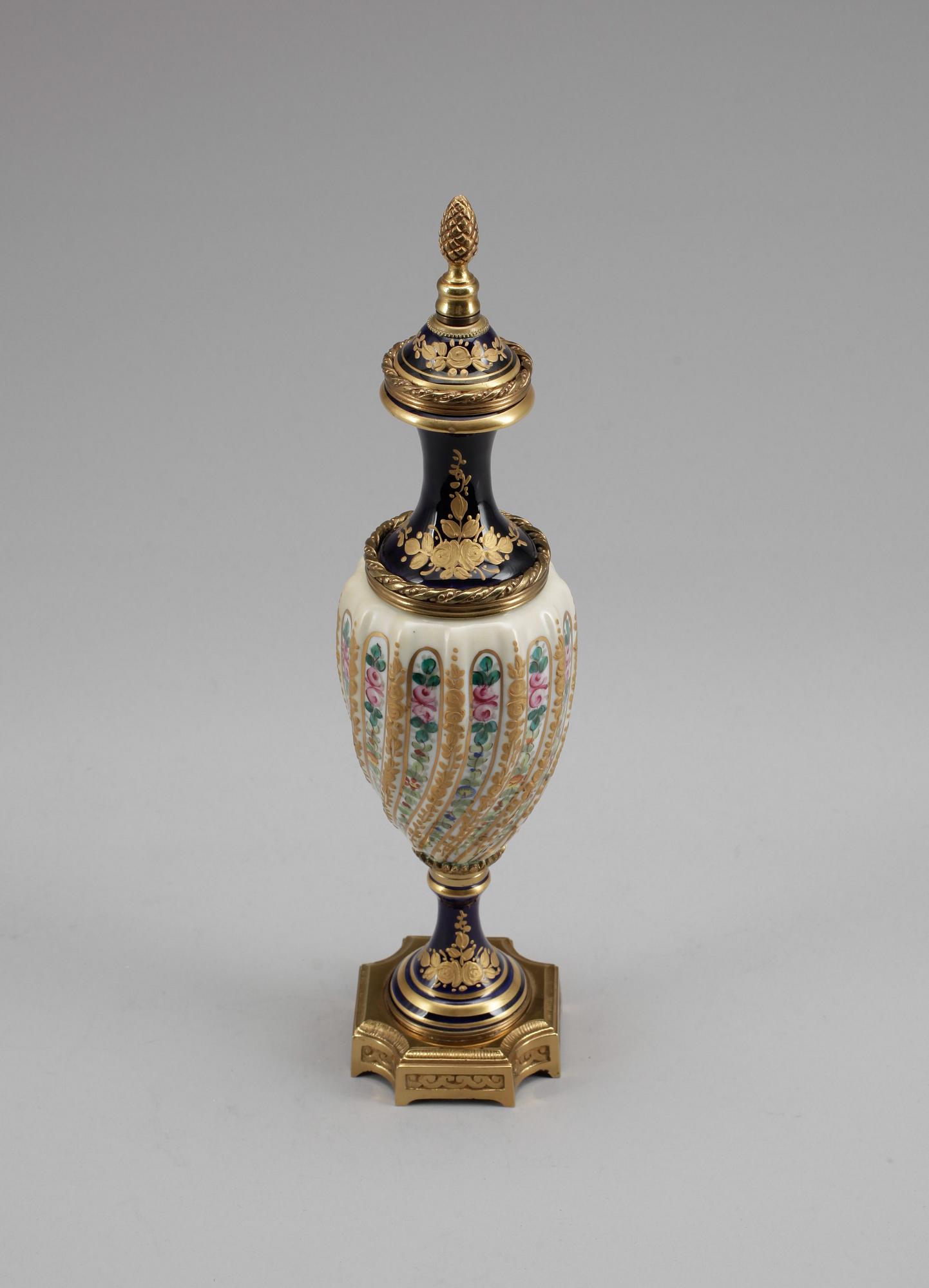 LOCKURNA, porslin, Frankrike, 1900-tal.