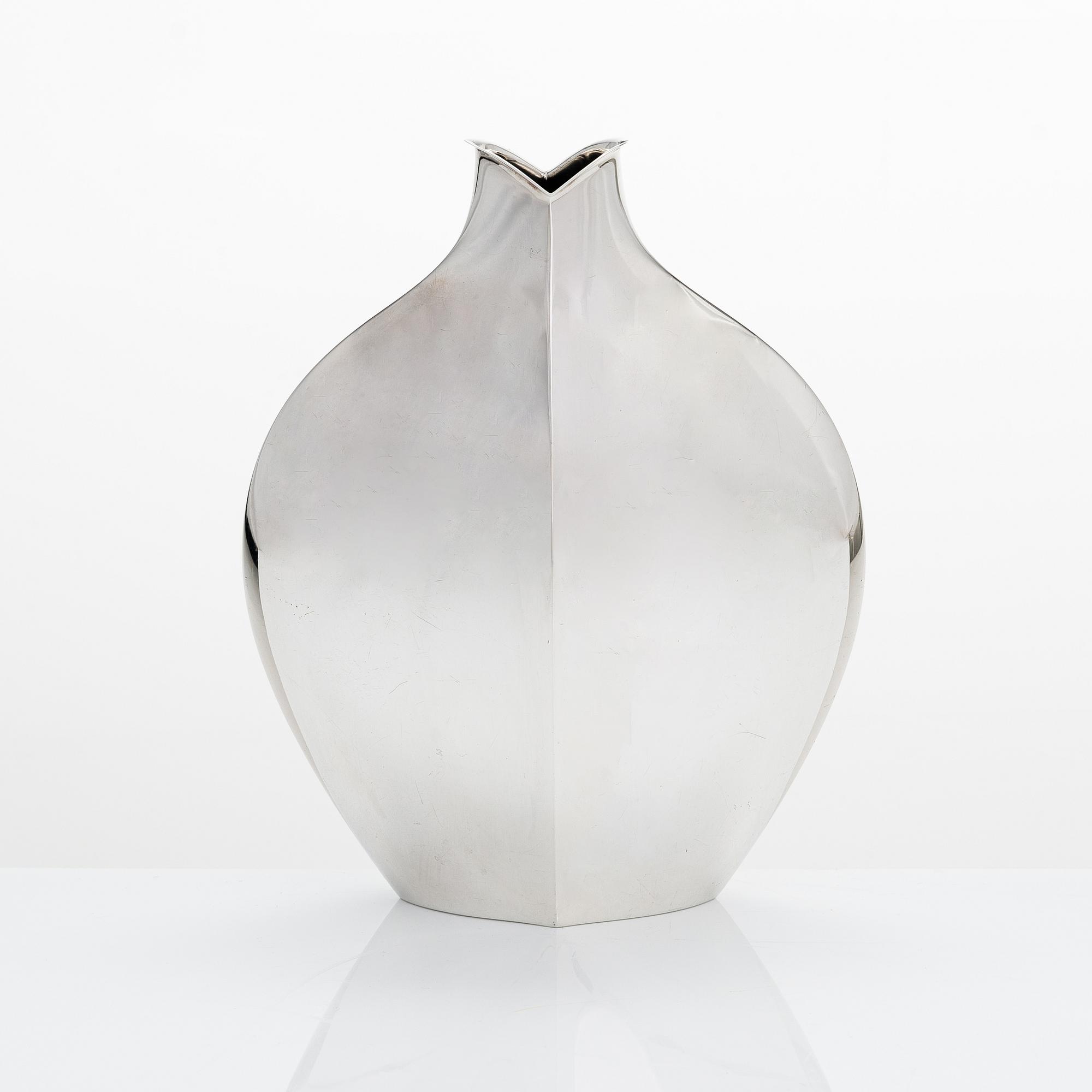 Tapio Wirkkala, sterling silver vase model TW 42, Kultakeskus, Hämeenlinna 1970.