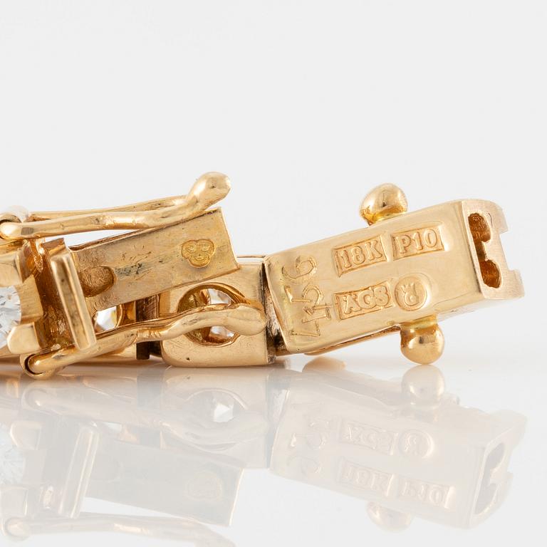 Tennis bracelet, 18K gold and brilliant-cut diamonds, a total of 4.56 ct according to the engraving.