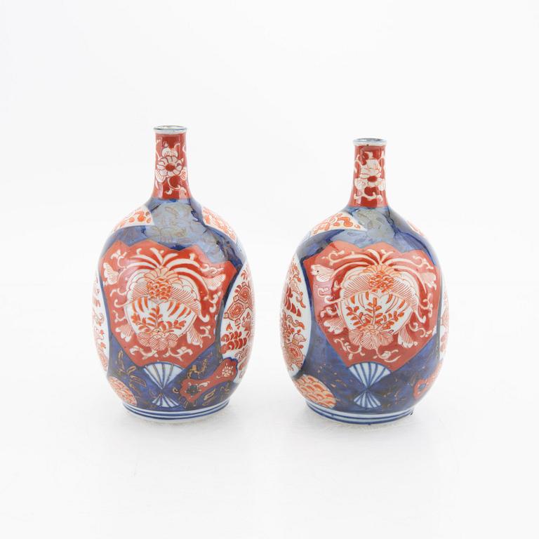 A set of seve Japanese Imari porcelain urns av vases 19th/20th century.