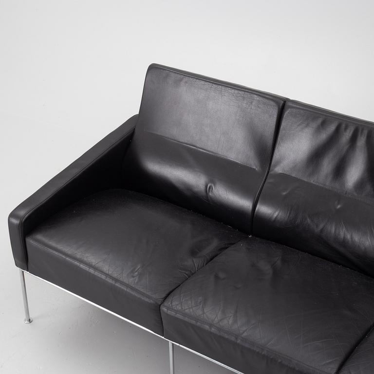 Arne Jacobsen, Sofa, model series FH-3300 “Lufthavnssofa”, Fritz Hansen.