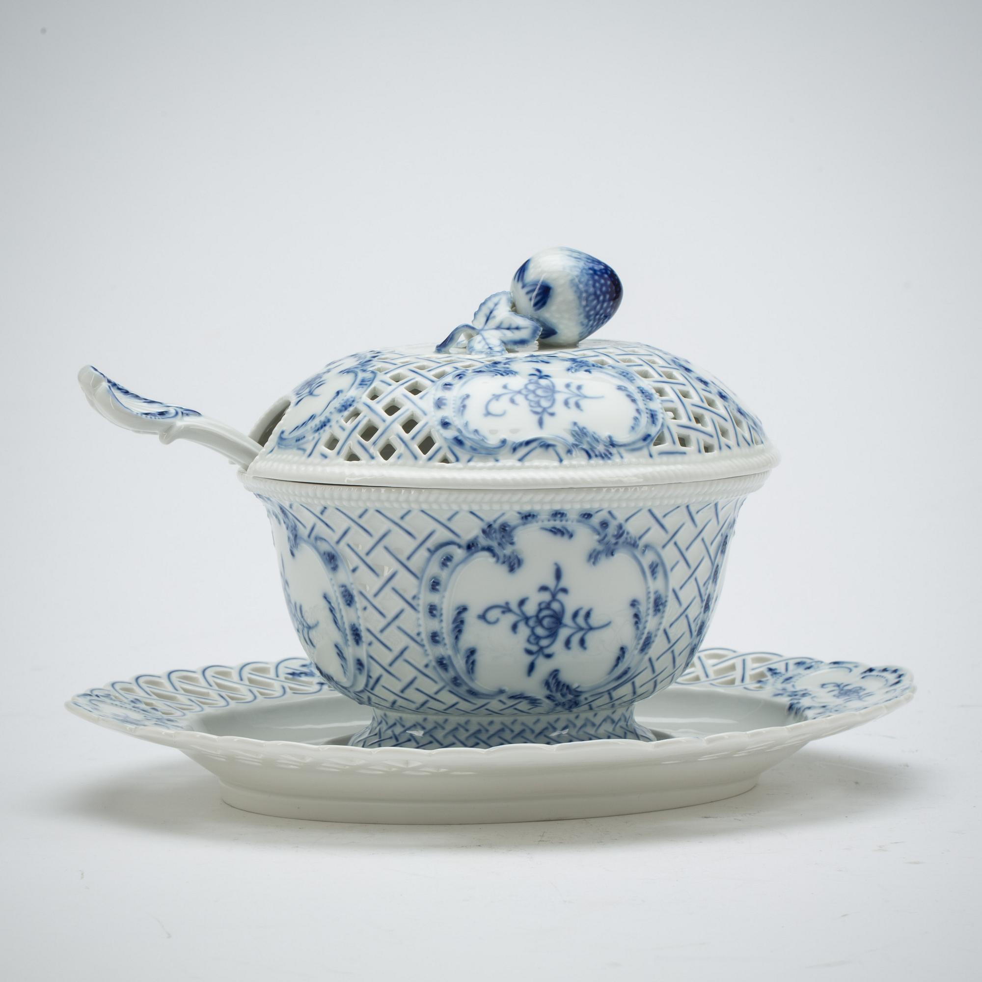 TERRIN på FAT med SLEV, porslin, Meissen.