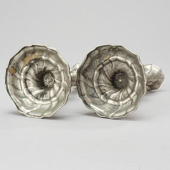 LJUSSTAKAR, ett par, av Johan Anjou (Gävle 1763-1808/10). Rokoko.