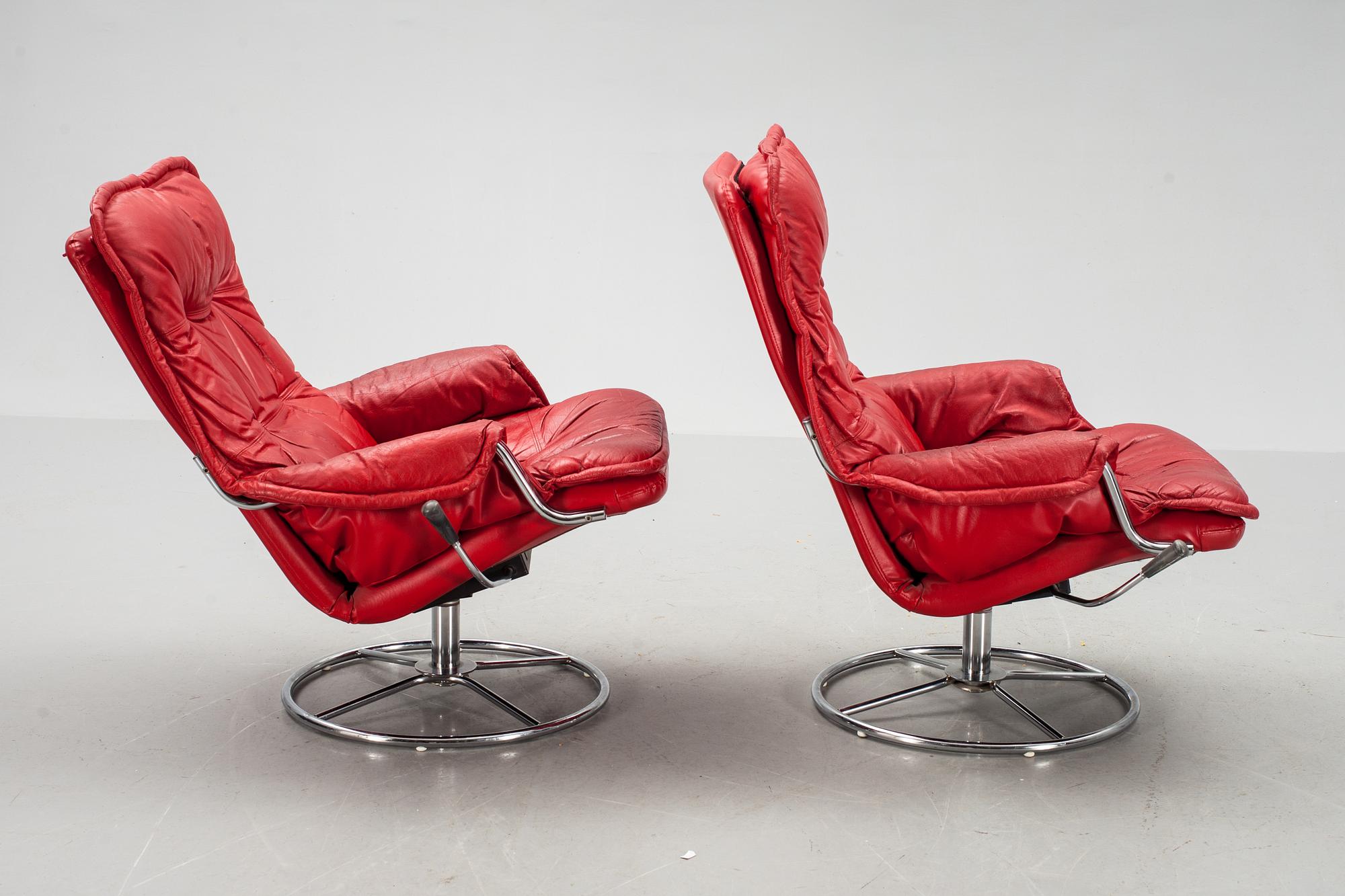 SNURRFÅTÖLJER, ett par, 1900-talets andra hälft.