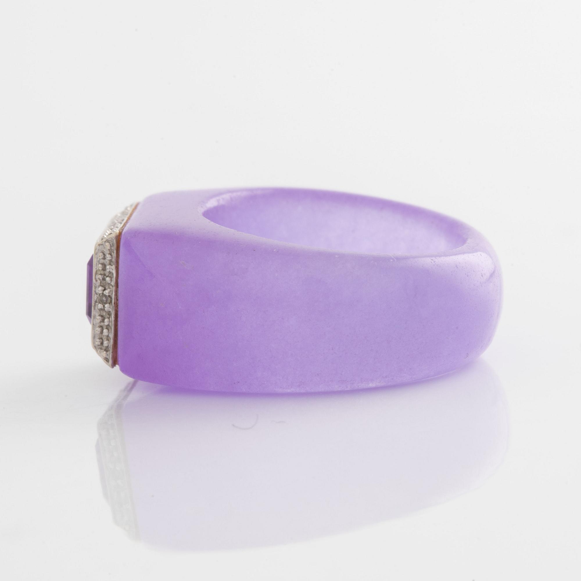 Ring jade med ametist och små åttkantslipade diamanter.