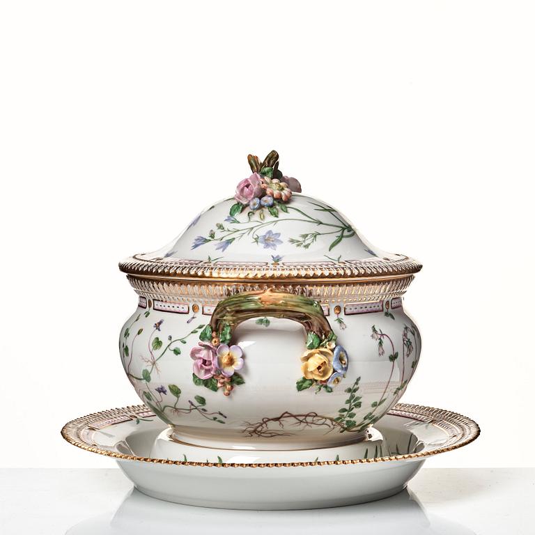 Terrin med lock och fat, porslin. Royal Copenhagen, "Flora Danica", Danmark, 1900-tal.