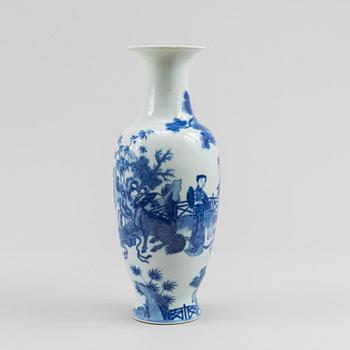 Two blue and white vases, a jar and a box with cover, China, late Qing dynasty.