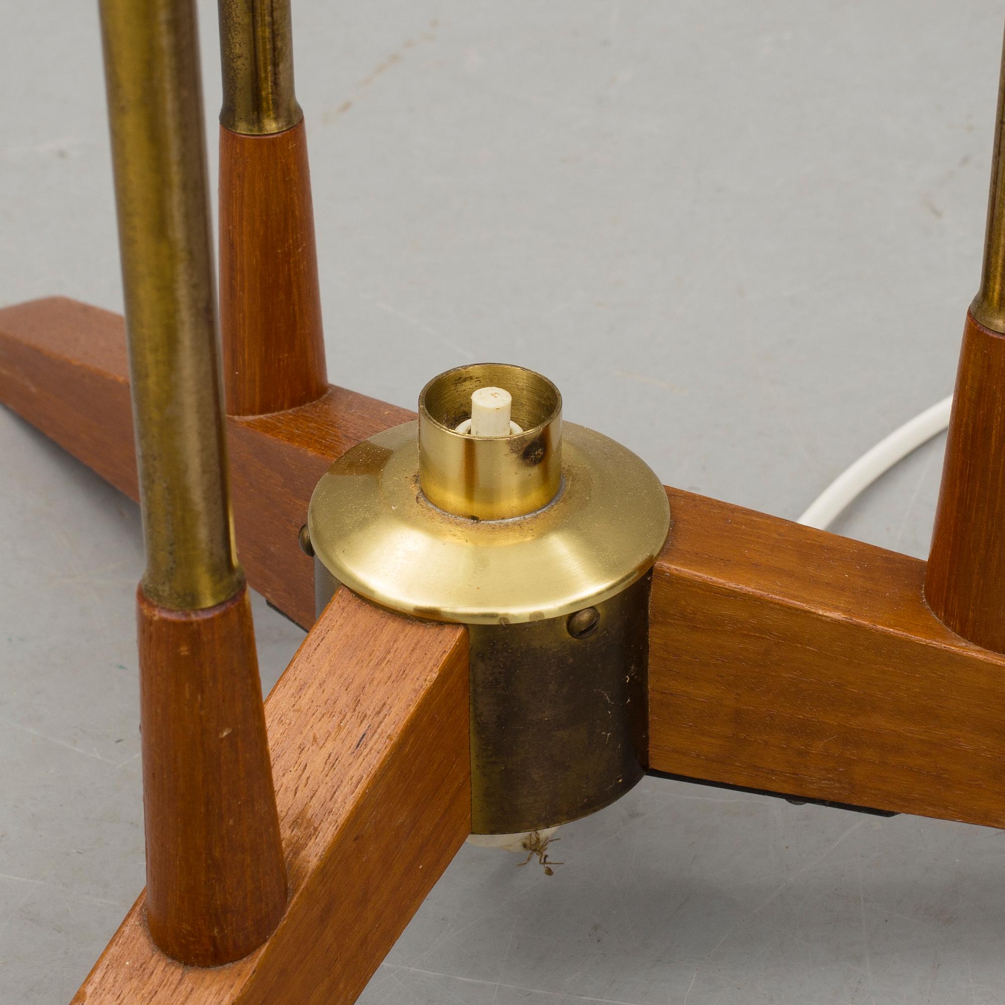 GOLVLAMPA, teak och mässing, 1950-tal.