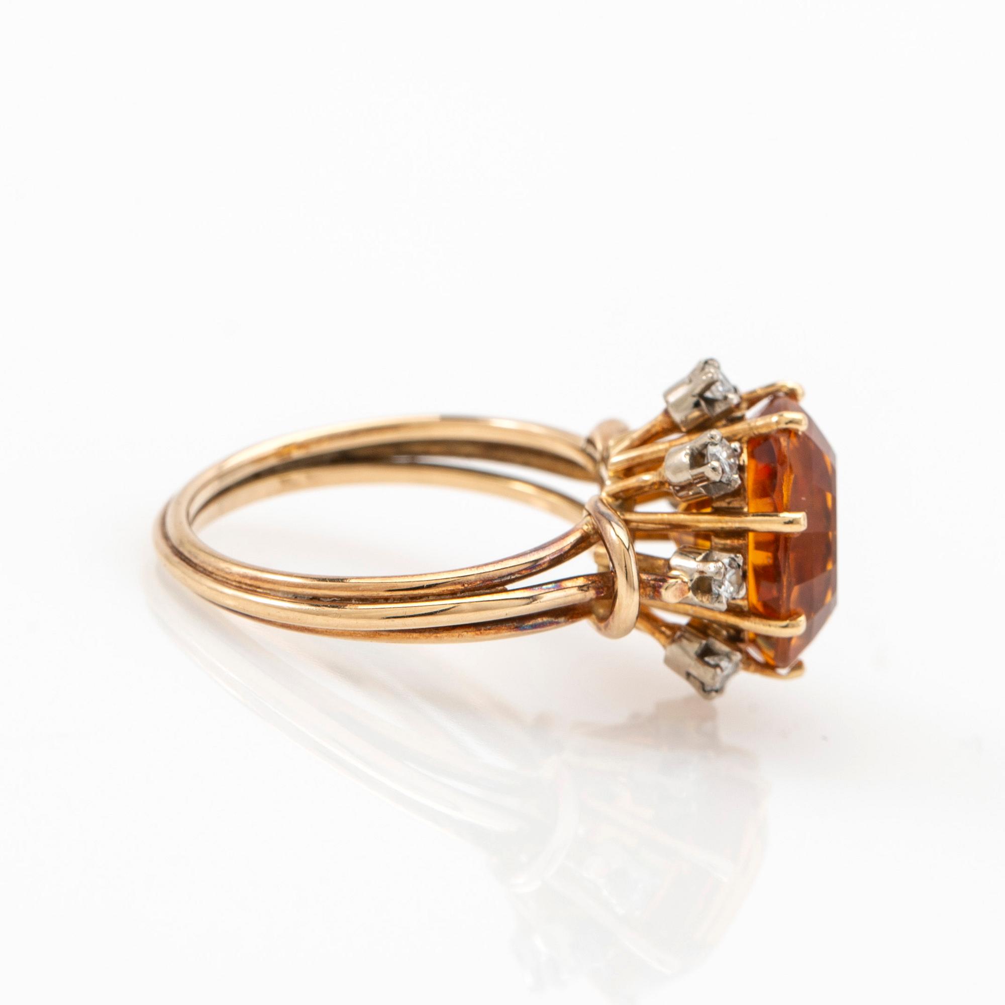Ring, 14k guld med orange citrin och briljantslipade diamanter.
