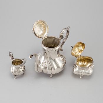 A three piece silver coffee set, mid 20th century. Total weight circa 800 gram.