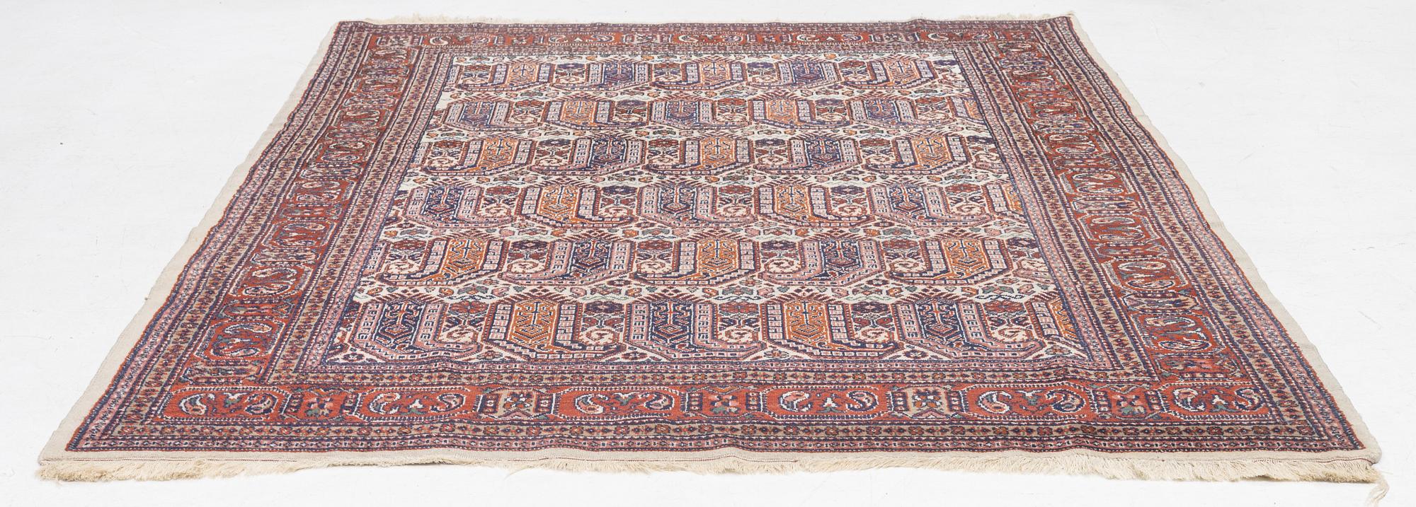 An oriental carpet, approx. 286 x 200 cm.