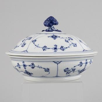 A set of three 'Blue Fluted' porcelain serving bowls and a bowl with cover, Royal Copenhagen, 1893-1900.