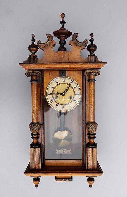 VÄGGPENDYL, jugend, omkring år 1900.