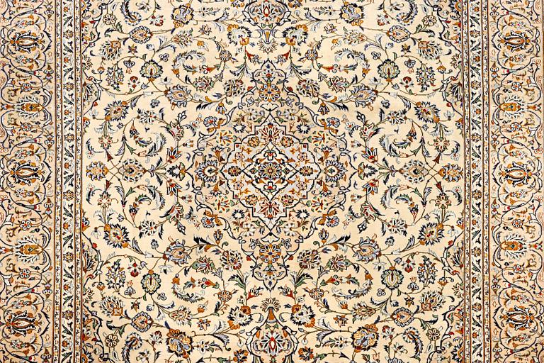 A Kashan carpet, c. 388 x 285 cm.
