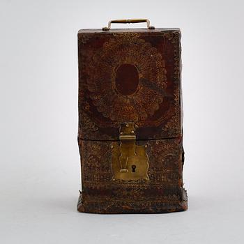 SKRIVBORDSETUI, läder, 1800-tal.