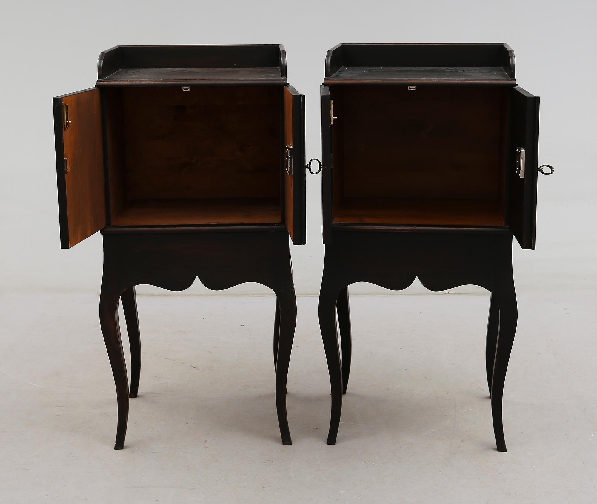 SÄNGBORD, 1 par, rokokostil, för Nationalmuseum, 1900-talets andra hälft.