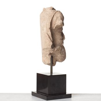 SKULPTUR, sandsten. Hellenistisk, troligen 500-400 f. Kr.