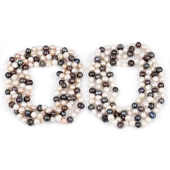 COLLIER, 2 st, odlade vita och grå sötvattenpärlor.