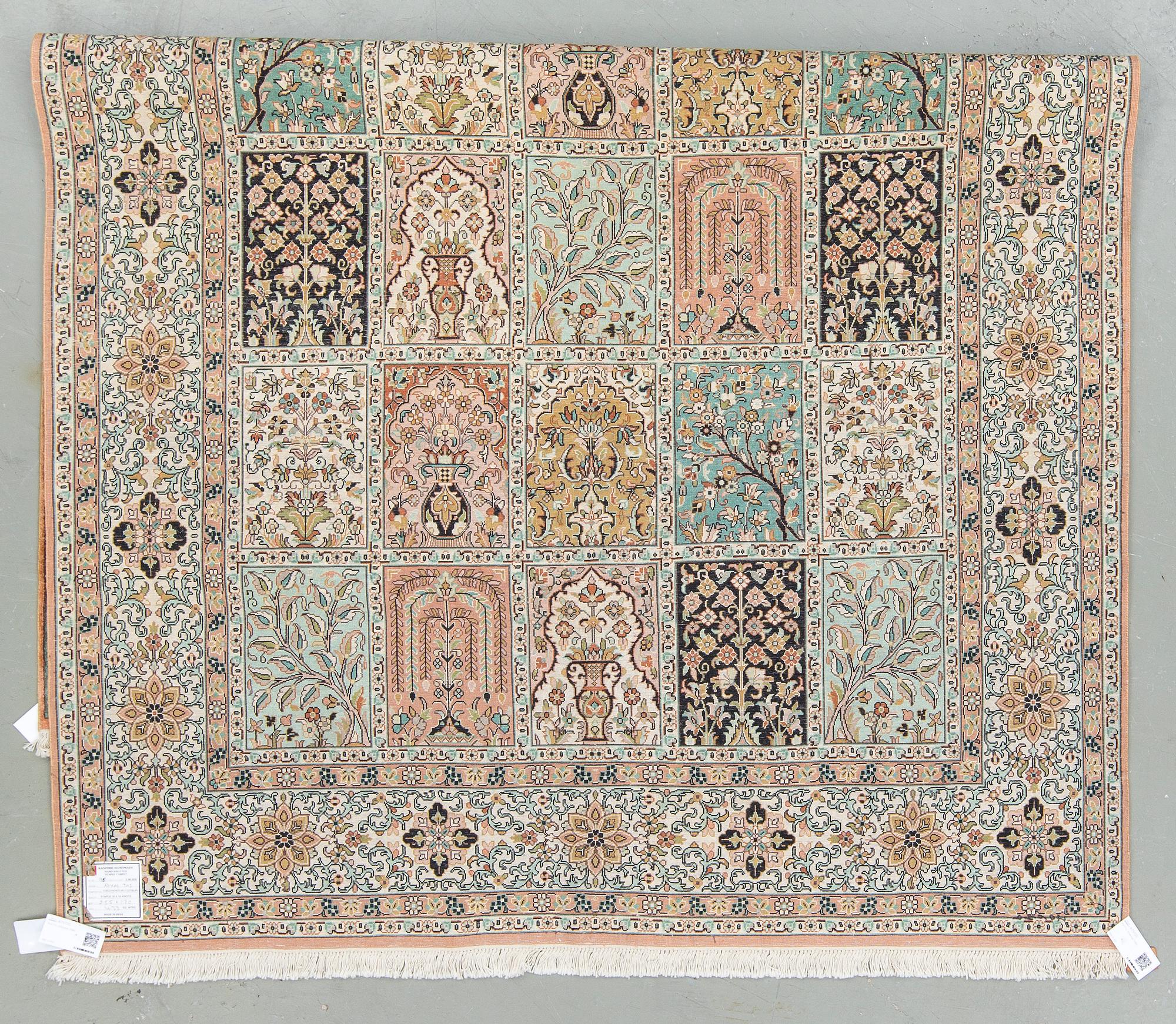 MATTA, Kashmir, silke. Ca 255x170 cm.