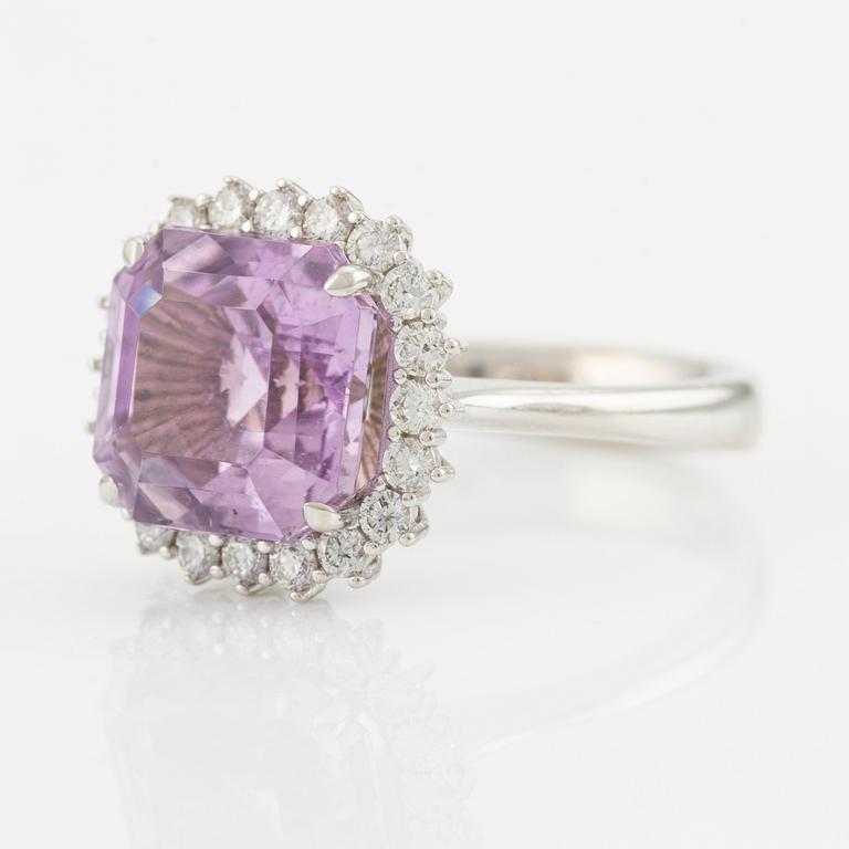 Ring 18K guld med en fasettslipad kunzit och runda briljantslipade diamanter.