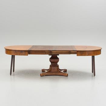 A late 19th century mahogony dining table with two extension leafs.