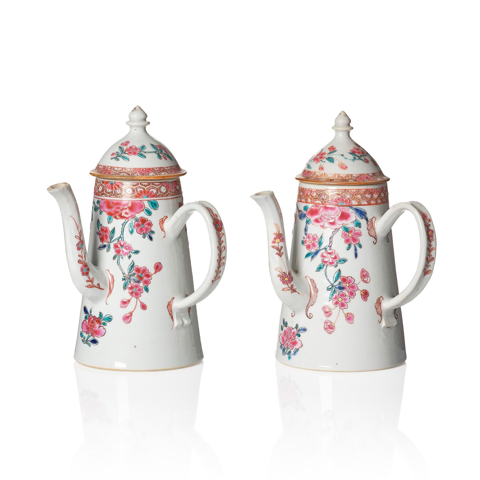 Kaffekannor med lock, ett par, porslin. Qingdynastin, Qianlong (1736-95).